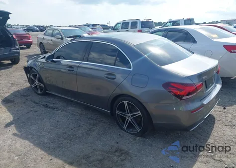 2019 Mercedes-Benz A 220 z USA, uszkodzony, nr VIN WDD3G4EB2KW012781